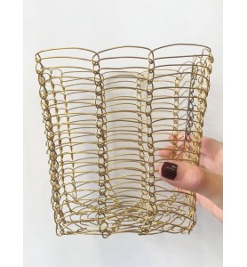 cesto alambre dorado